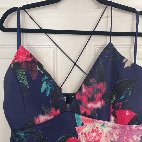 Flower cross cross strap dress - Picture 2 of 5